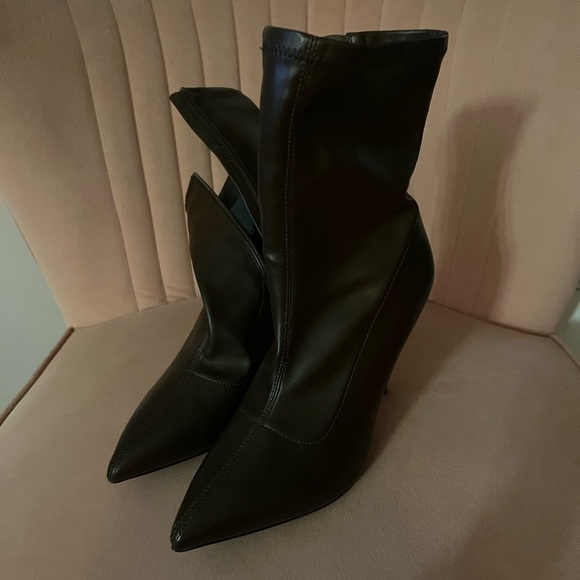 Faux leather zip-up boots. Good condition. Forever 21 - Picture 6 of 6